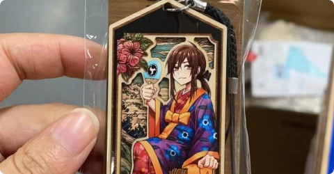 Vograce为Dokomi制作的木制挂件与背卡包装